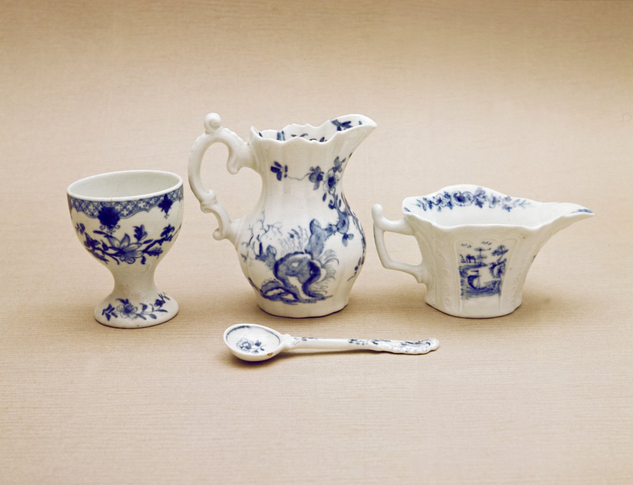 Worcester creme de barco, creme de leite, colher de mostarda e copo de ovo, final do século XVIII (porcelana) de English School