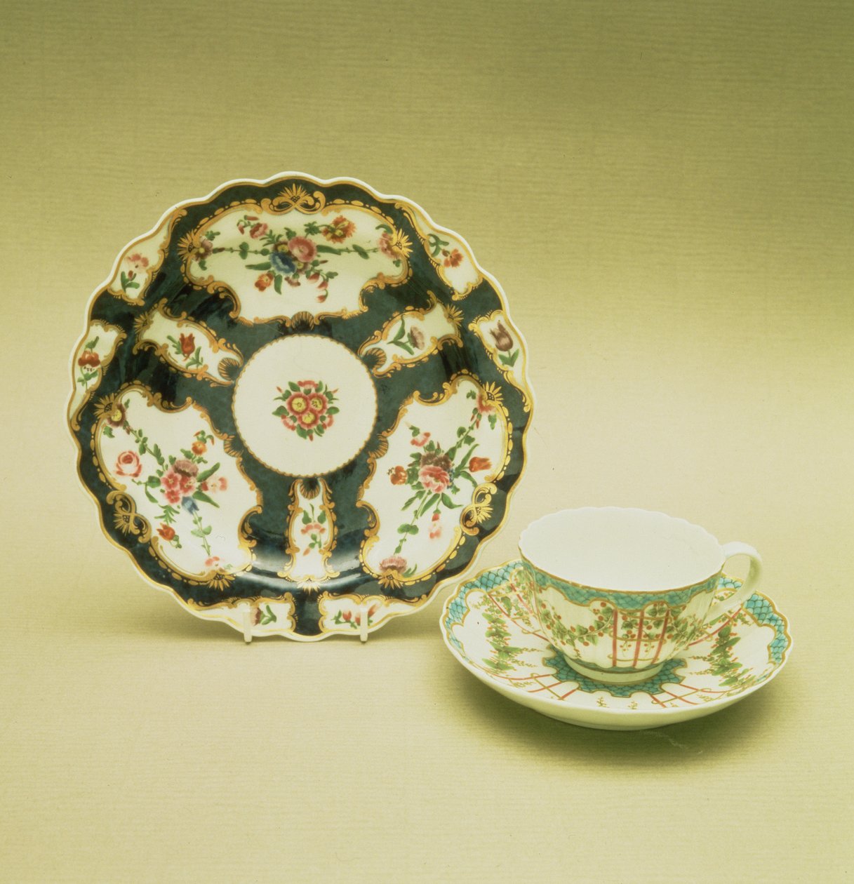 Prato de porcelana Worcester com decoração em escala azul, 1768; xícara de chá e pires com decoração de treliça de lúpulo, c.1770 (porcelana) de English School