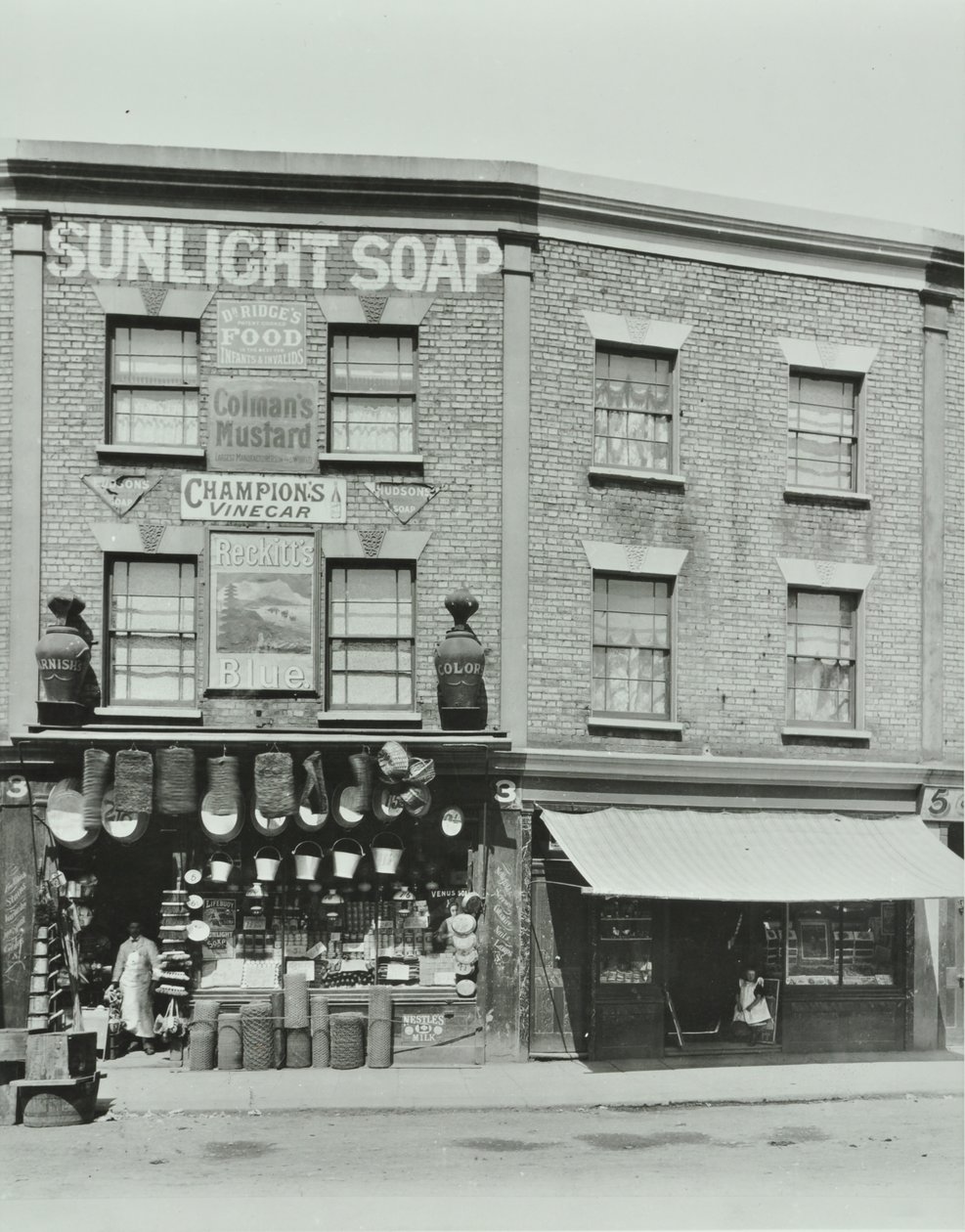 3-4 Gainsborough Road: elevações frontais, Londres, 1899 de English Photographer