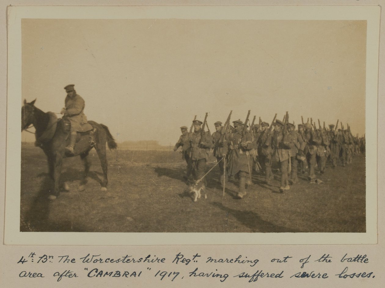 4ª: Bn. O Worcestershire Regt. marchando para fora da área de batalha depois de &39;CAMBRAI&39; 1917, tendo sofrido severas perdas de English Photographer