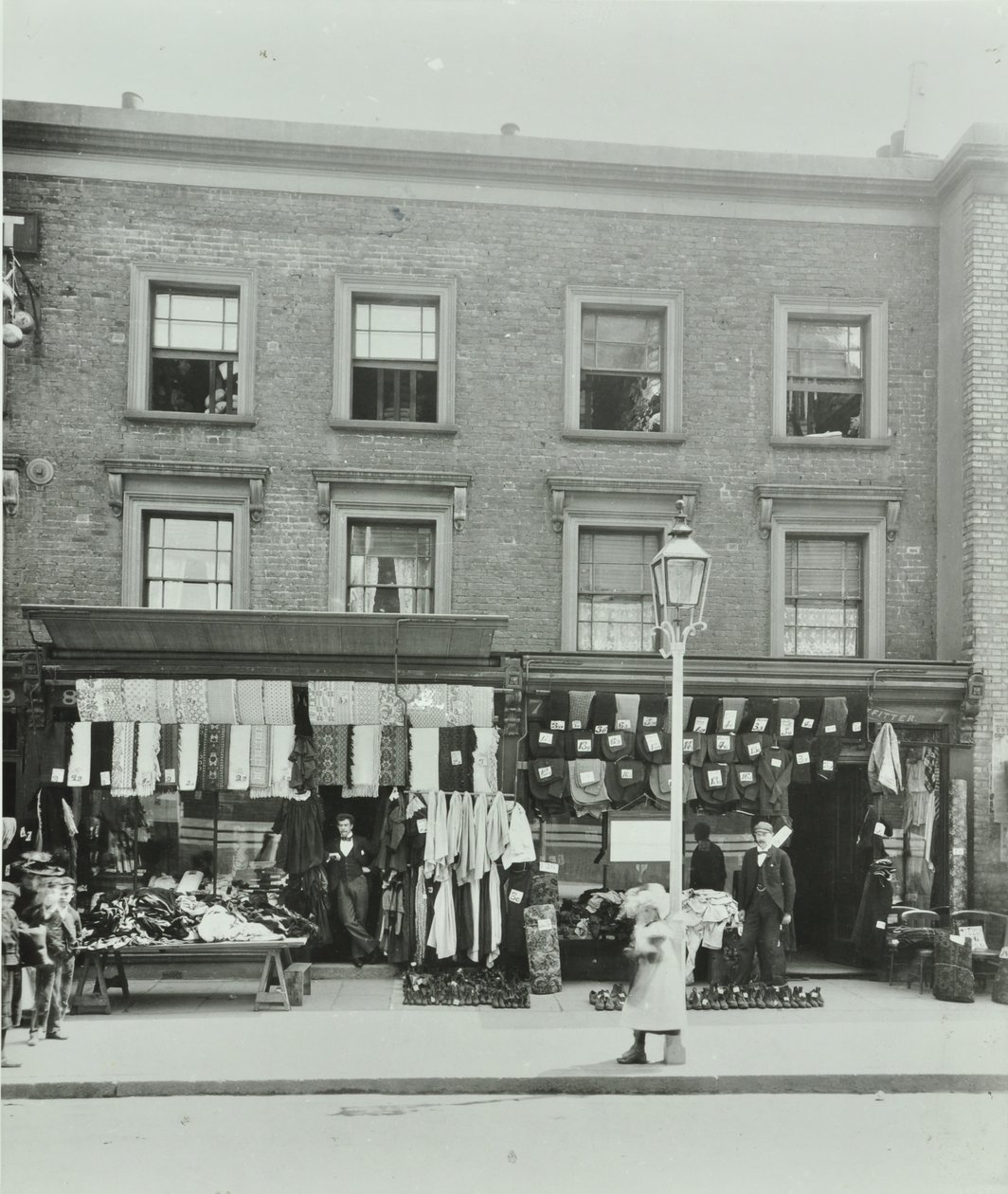 7-8 Gainsborough Road: elevações frontais, Londres, 1899 de English Photographer
