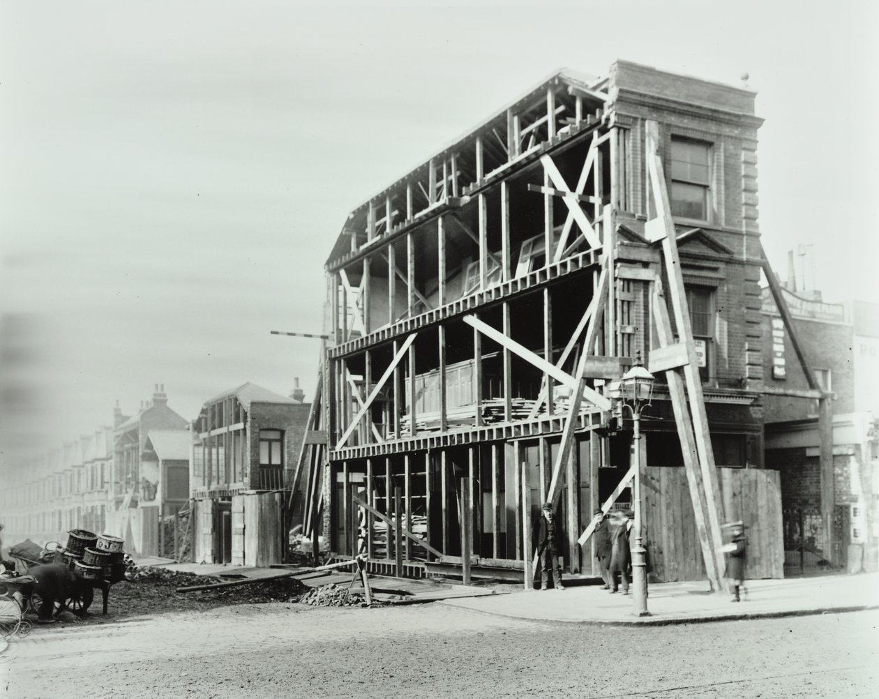 85 Stoke Newington Road: esquina da Stoke Newington Road e Prince George Road, 1897 de English Photographer