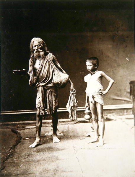 A Fakir e seu assistente, Índia, c.1880 (estampa do álbum) de English Photographer