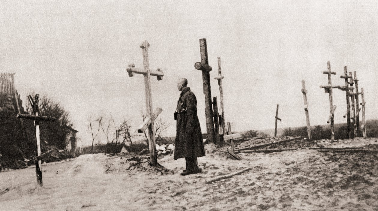 Um soldado russo no túmulo de um camarada de armas durante a Primeira Guerra Mundial, de The Illustrated War News, 1915 de English Photographer