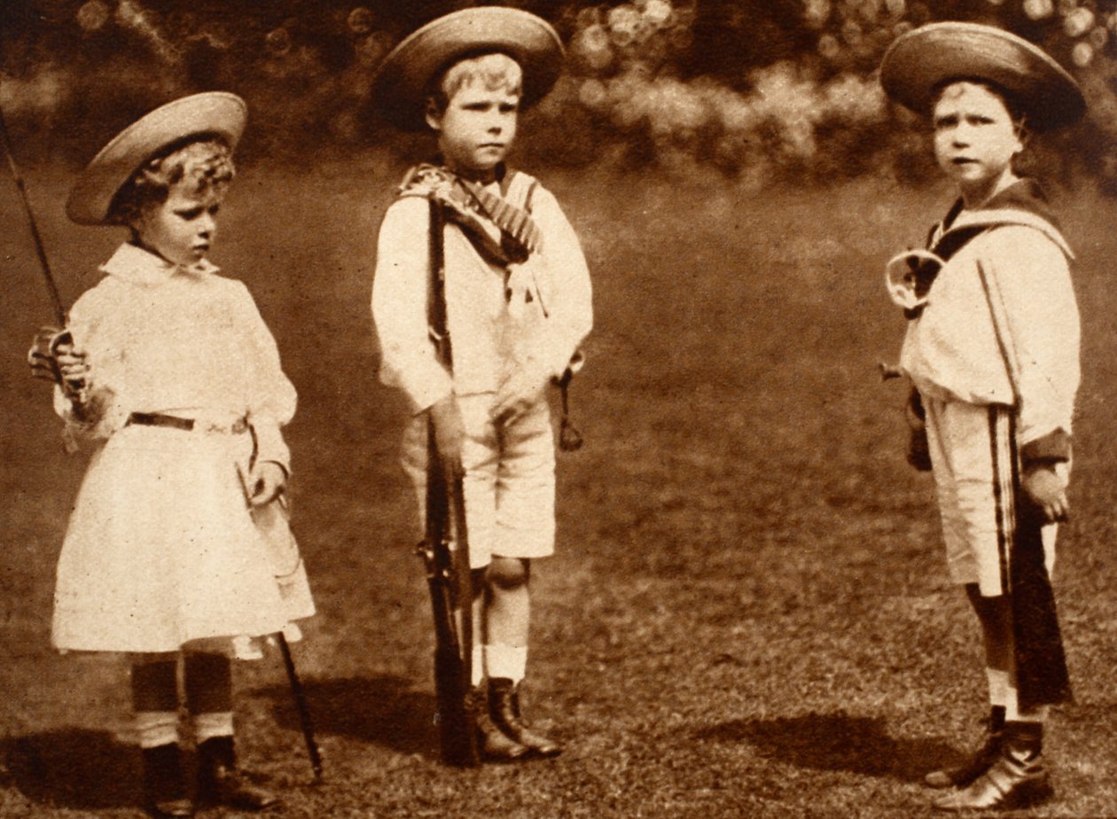 Um jovem rei Edward VIII perfurando seus irmãos, o duque de York e a princesa real, c.1899 de English Photographer