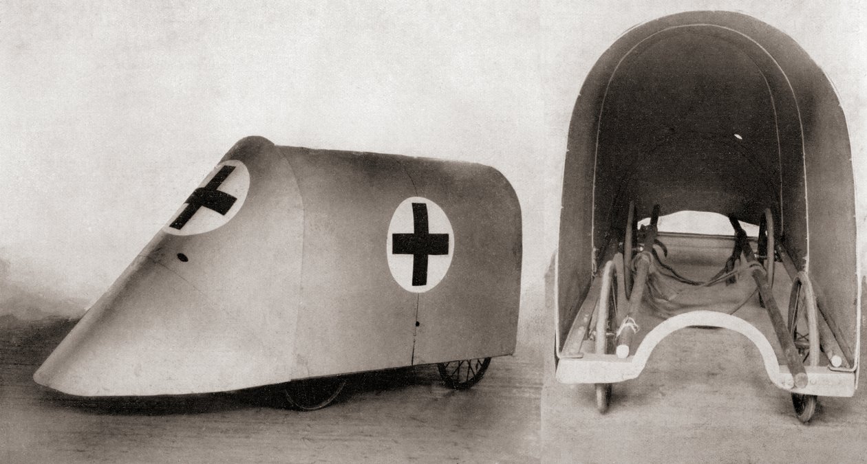 Uma capa de maca à prova de bala para resgatar os feridos e os carregadores de maca entre as trincheiras durante a Primeira Guerra Mundial, de The Illustrated War News, 1915 de English Photographer