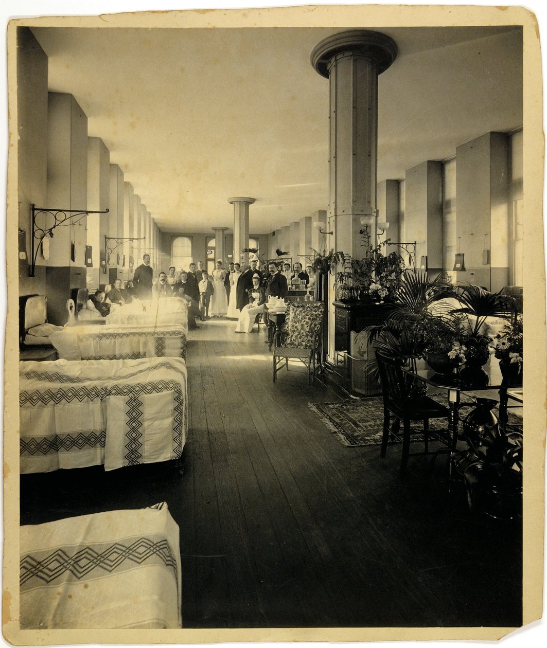 Uma ala de crianças no St. Thomas Hospital, em Londres, c.1900 de English Photographer