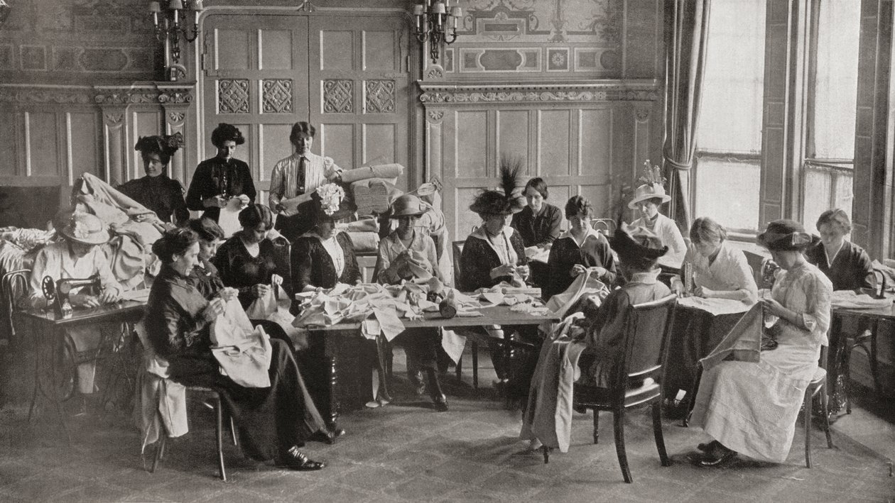 Uma reunião de costura das senhoras da Cruz Vermelha no Claridge&39;s Hotel, fazendo camisetas de lã para o esforço de guerra durante a Primeira Guerra Mundial, de "The Illustrated War News", 1914 de English Photographer