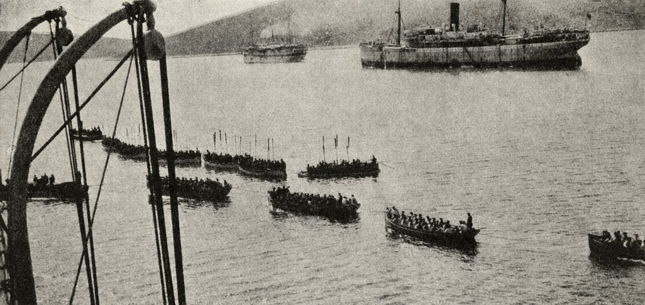 Uma força de desembarque deixando os transportes para a costa durante a Campanha de Gallipoli, de "A Grande Guerra: Uma História", volume III, 1916 de English Photographer
