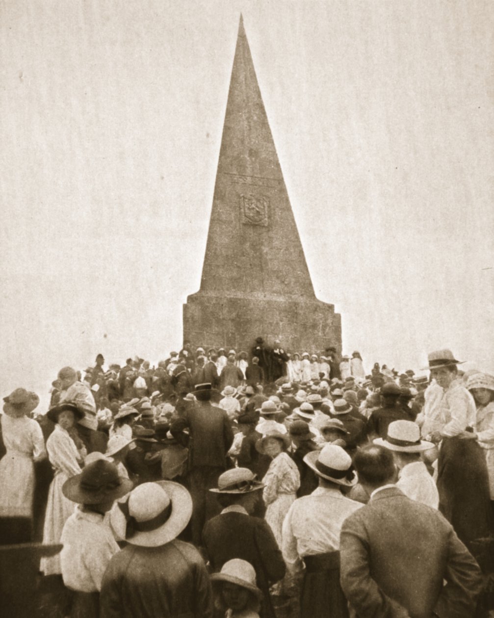 Um velho costume pitoresco em St. Ives: o centenário no John Knill Obelisk, de The Illustrated War News, 2 de agosto de 1916 (foto sépia) de English Photographer