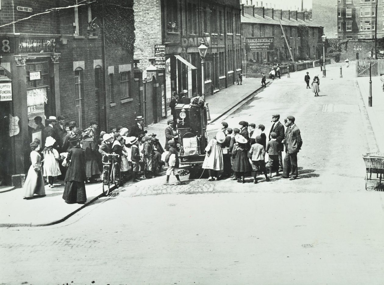 Um organista de rua em Putney, Londres, 1886 de English Photographer