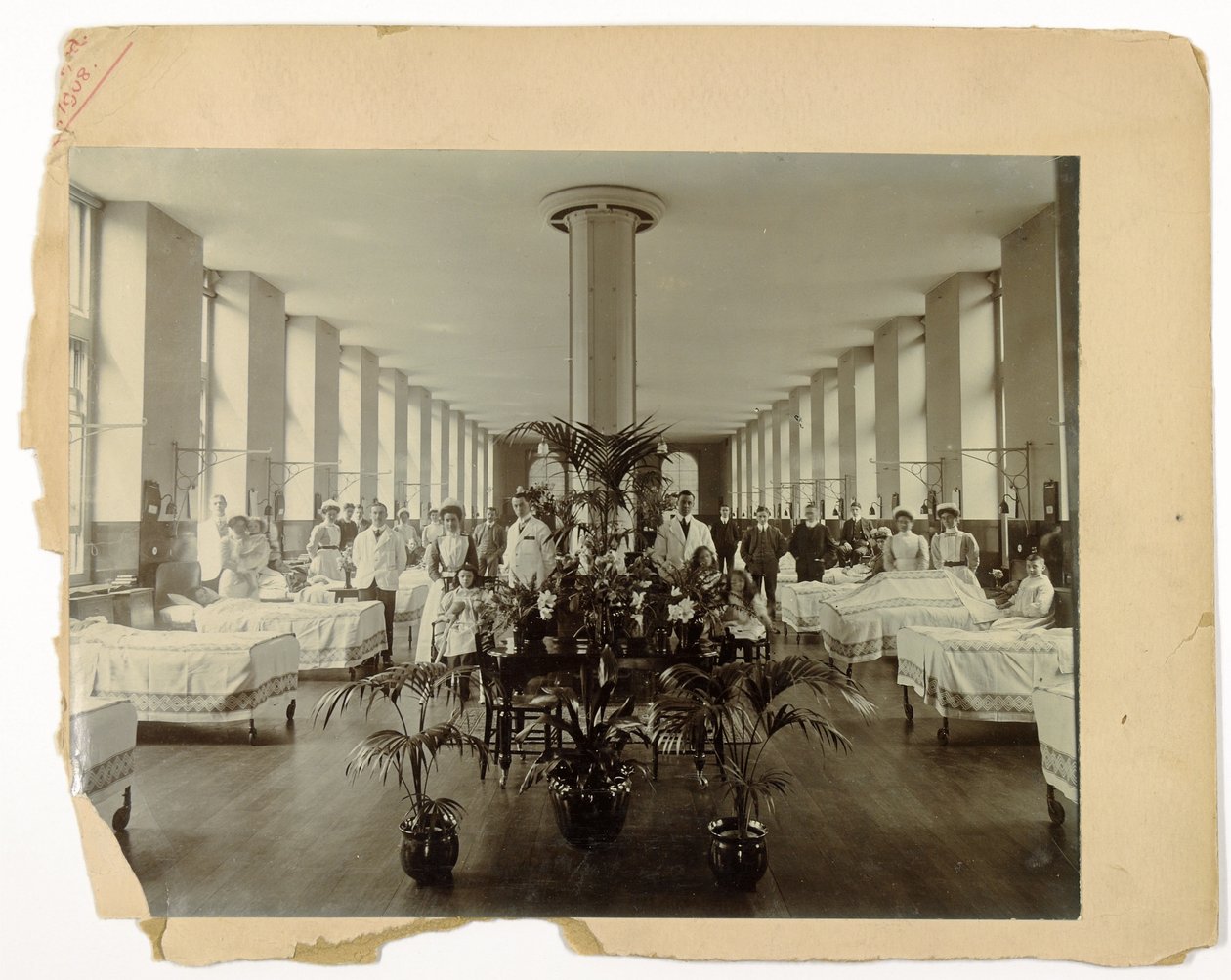 Uma enfermaria no Hospital St. Thomas, 1908 de English Photographer