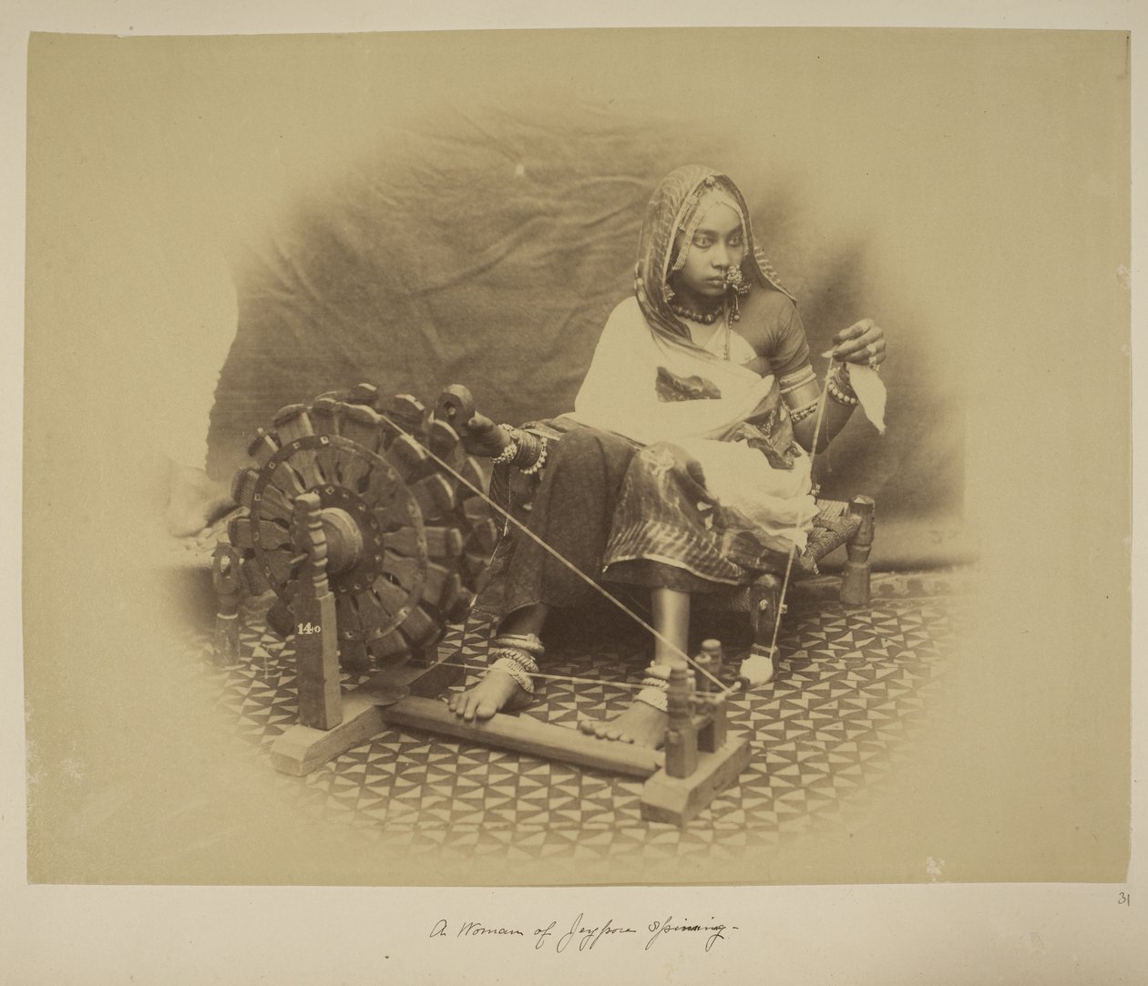 Uma mulher de Jeypore girando, c.1890 (foto p/b) de English Photographer