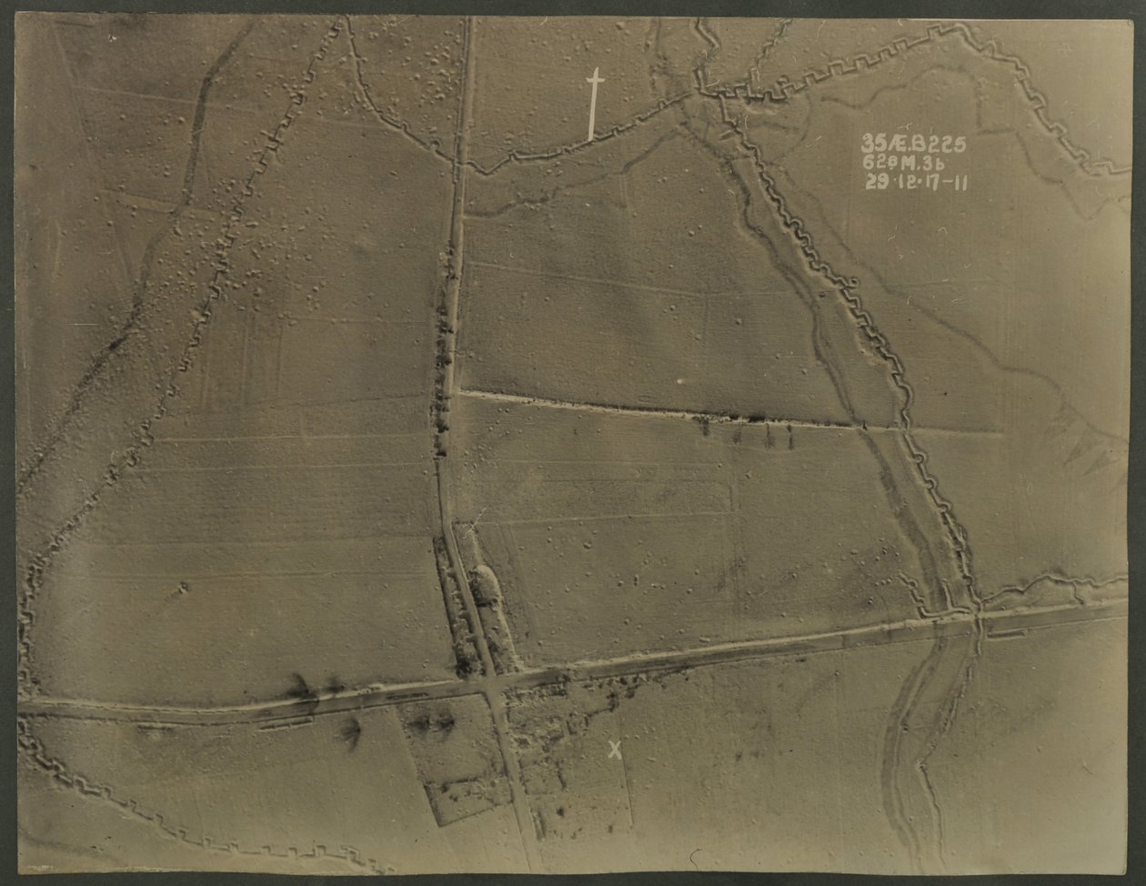 Fotografia aérea com trincheiras da Primeira Guerra Mundial, 1917 de English Photographer