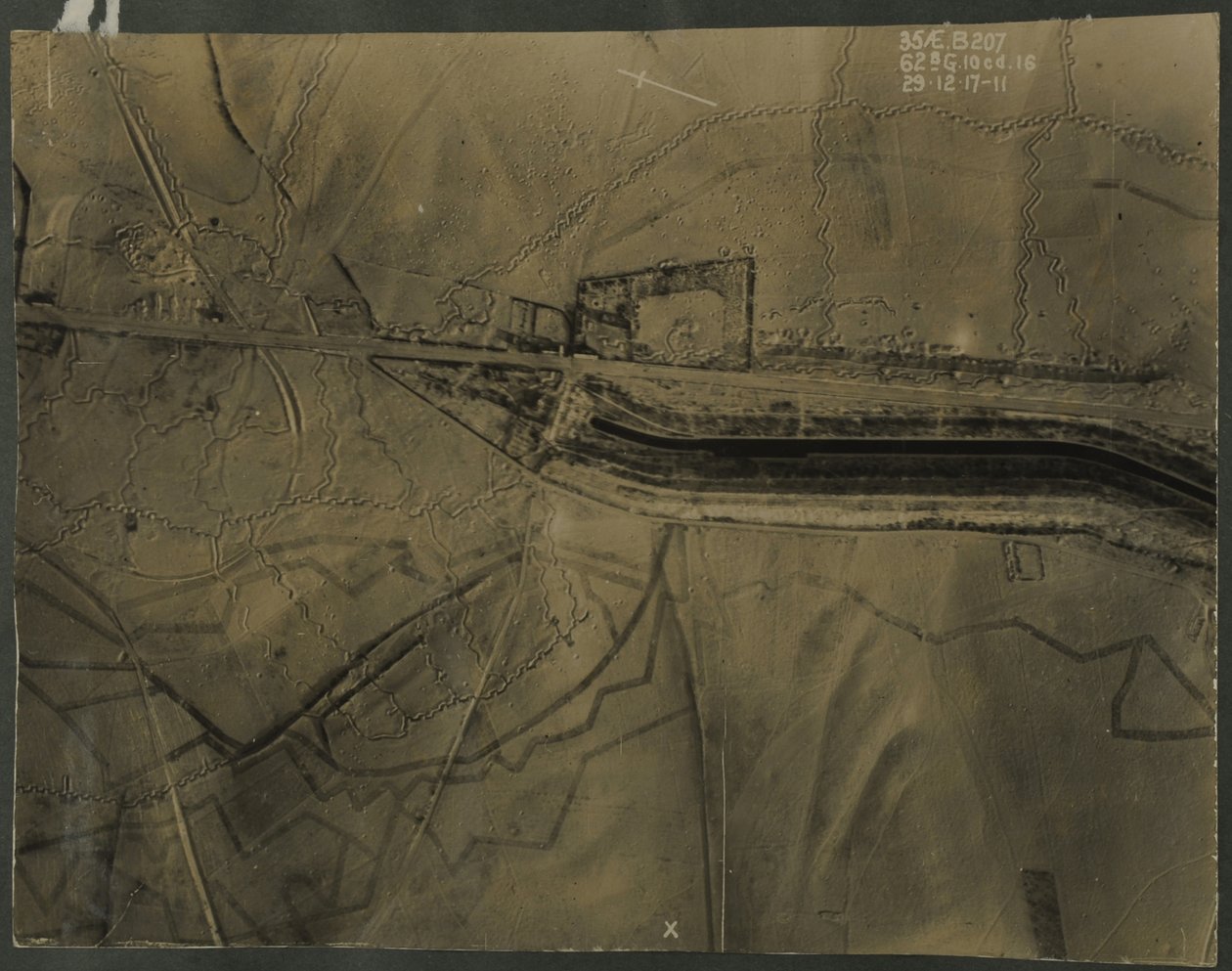 Fotografia aérea com trincheiras da Primeira Guerra Mundial, 1917 de English Photographer