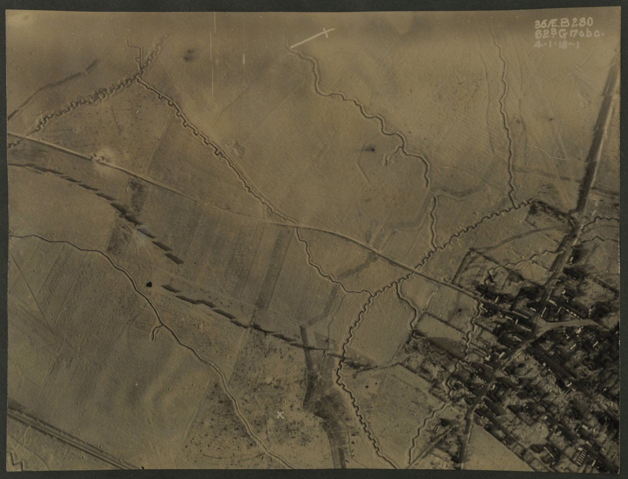 Fotografia aérea com trincheiras da Primeira Guerra Mundial, 1918 de English Photographer