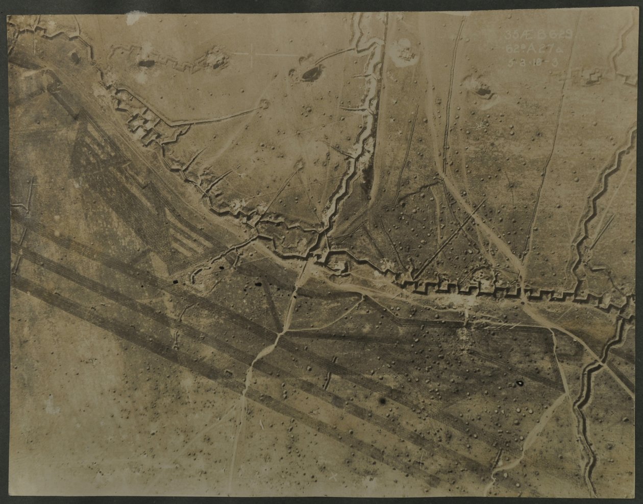 Fotografia aérea com trincheiras da Primeira Guerra Mundial, 1918 de English Photographer