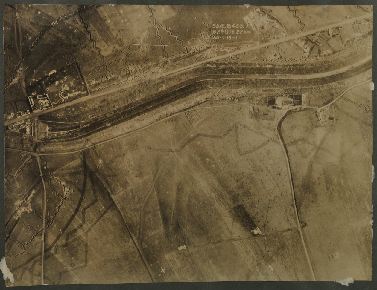 Fotografia aérea com trincheiras da Primeira Guerra Mundial, 1918 de English Photographer