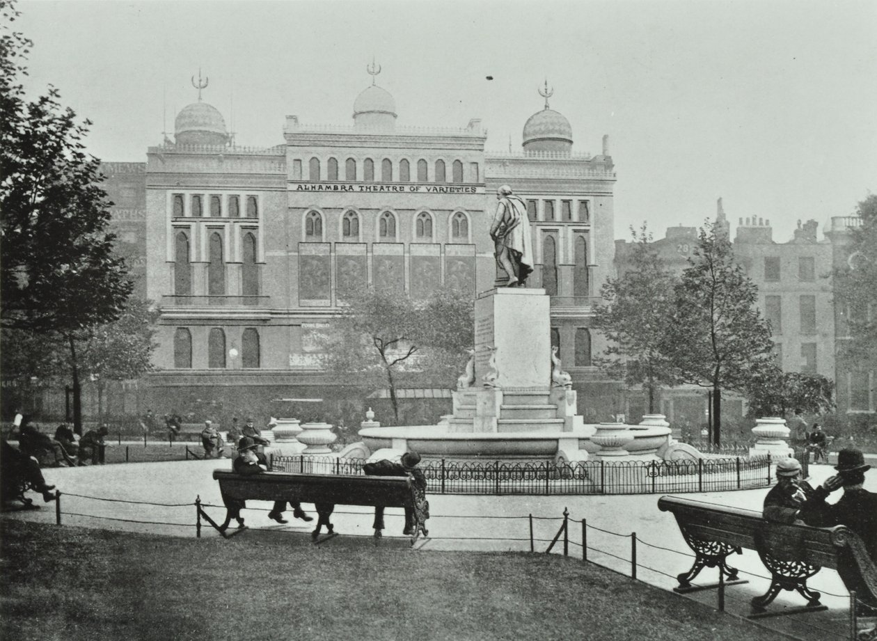 Alhambra, Leicester Square, Westminster LB: lado leste, 1895 de English Photographer