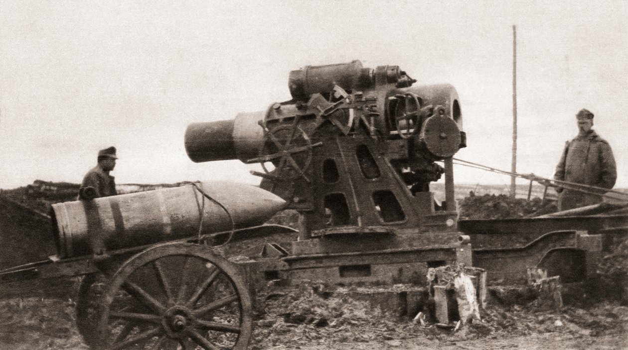 Um gigantesco cerco austríaco e seu escudo, usado durante a Primeira Guerra Mundial, de The Illustrated War News, 1915 de English Photographer