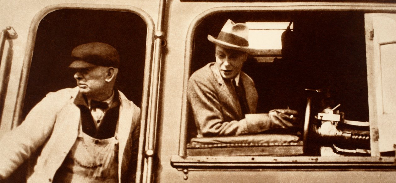 Um motorista de motor entrega para o rei Edward VIII no Canadá, década de 1920 de English Photographer