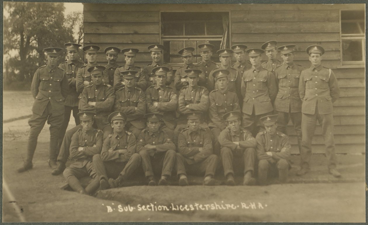 B subseção, Leicestershire Royal Horse Artillery, no campo de treinamento em Diss, 1914-18 de English Photographer