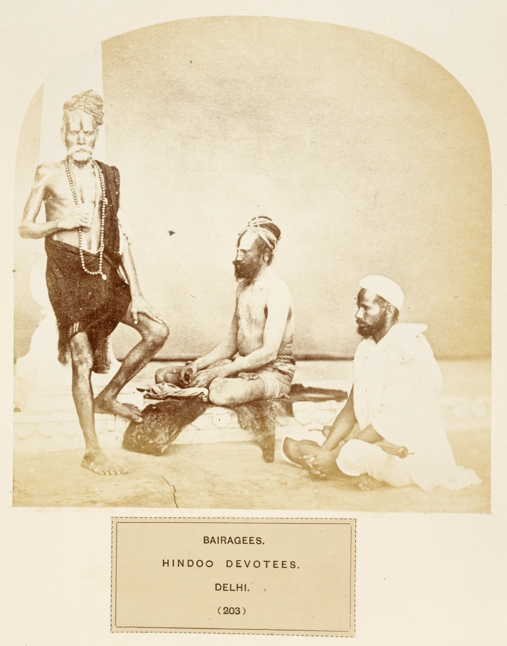 Bairagees, devotos hindus, Delhi, do povo da Índia, por J. Forbes Watson, publicado em 1868 (impressão albumen) de English Photographer