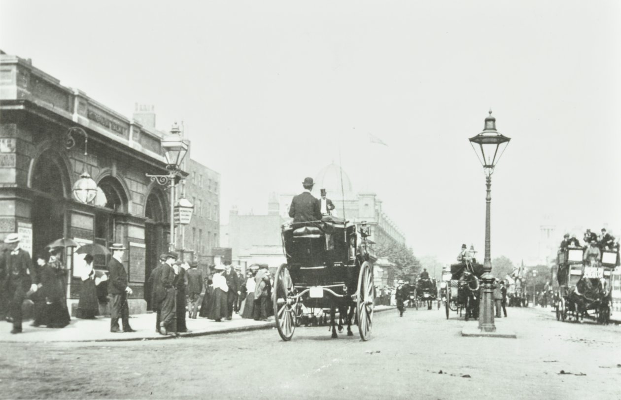 Estação de Baker Street, Marylebone Road, Westminster LB: olhando para o leste por Baker Street, 1895 de English Photographer