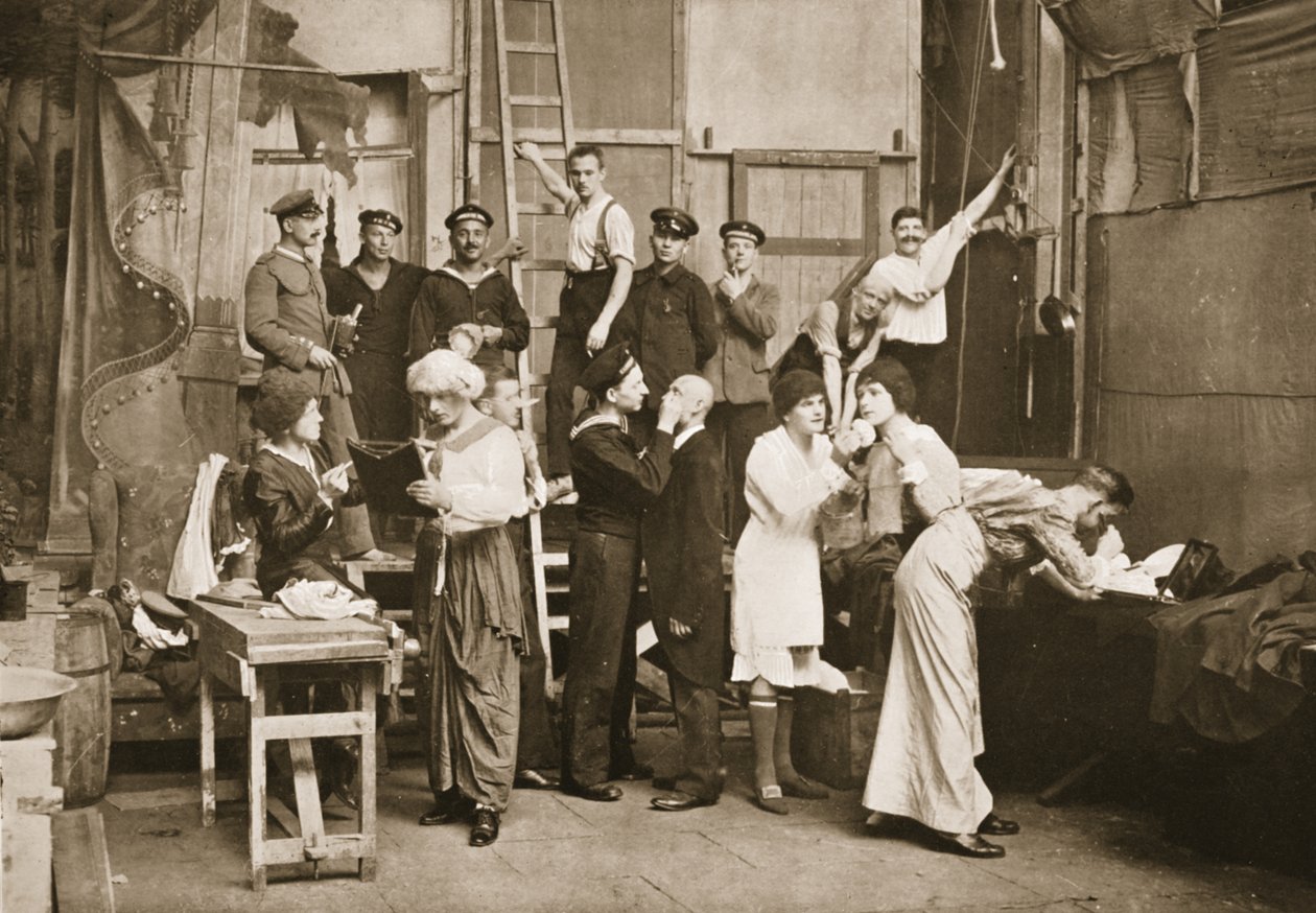 Nos bastidores: Preparando-se para os teatrais amadores, Handforth, ilustração dos prisioneiros alemães na Grã-Bretanha (fotogravura) de English Photographer