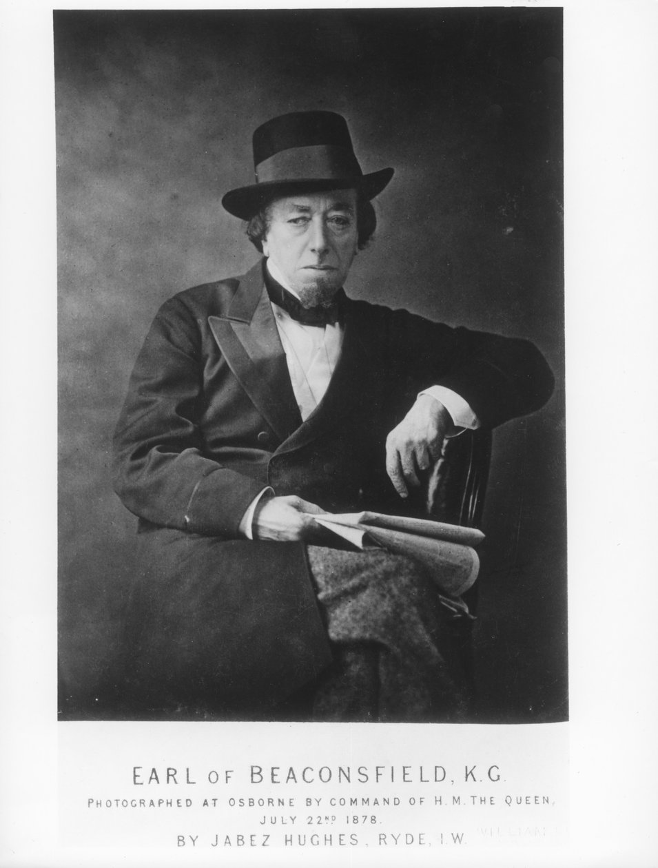 Benjamin Disraeli, 1º Conde de Beaconsfield (1804-81) fotografado por Jabez Hughes em Osborne House, Ilha de Wight de English Photographer