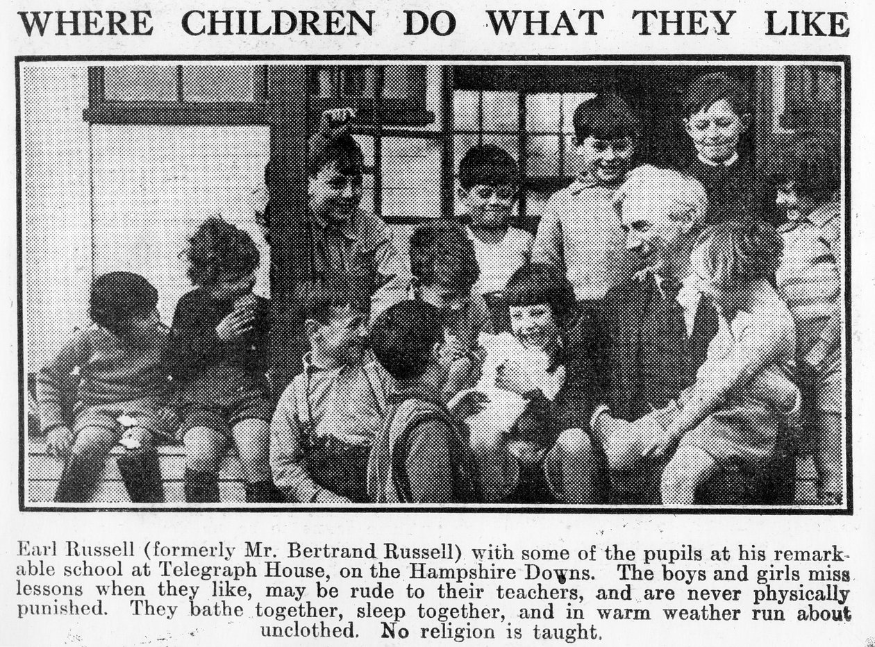 Bertrand Russell com alunos em sua escola Beacon Hill, 1931 de English Photographer