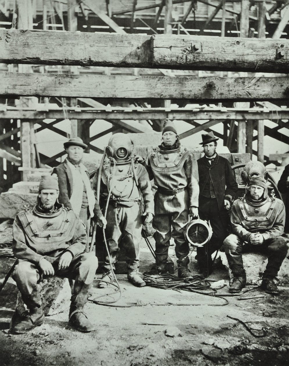 Blackfriars Bridge: trabalhadores da construção civil posam com equpiment, 1869 de English Photographer