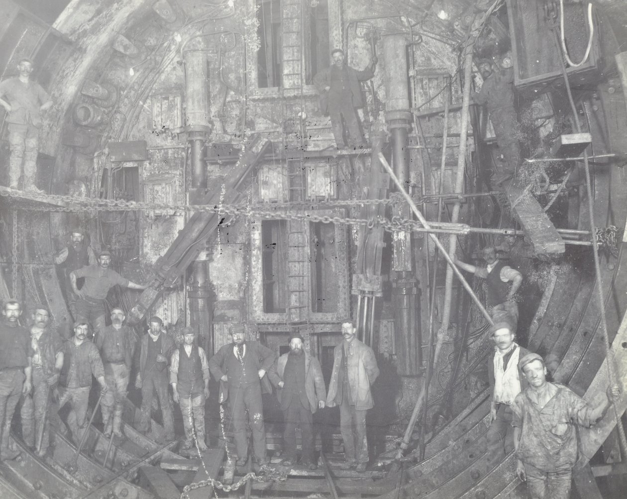 Túnel Blackwall: um grupo de trabalhadores estão no bloqueio aéreo, 1894 de English Photographer