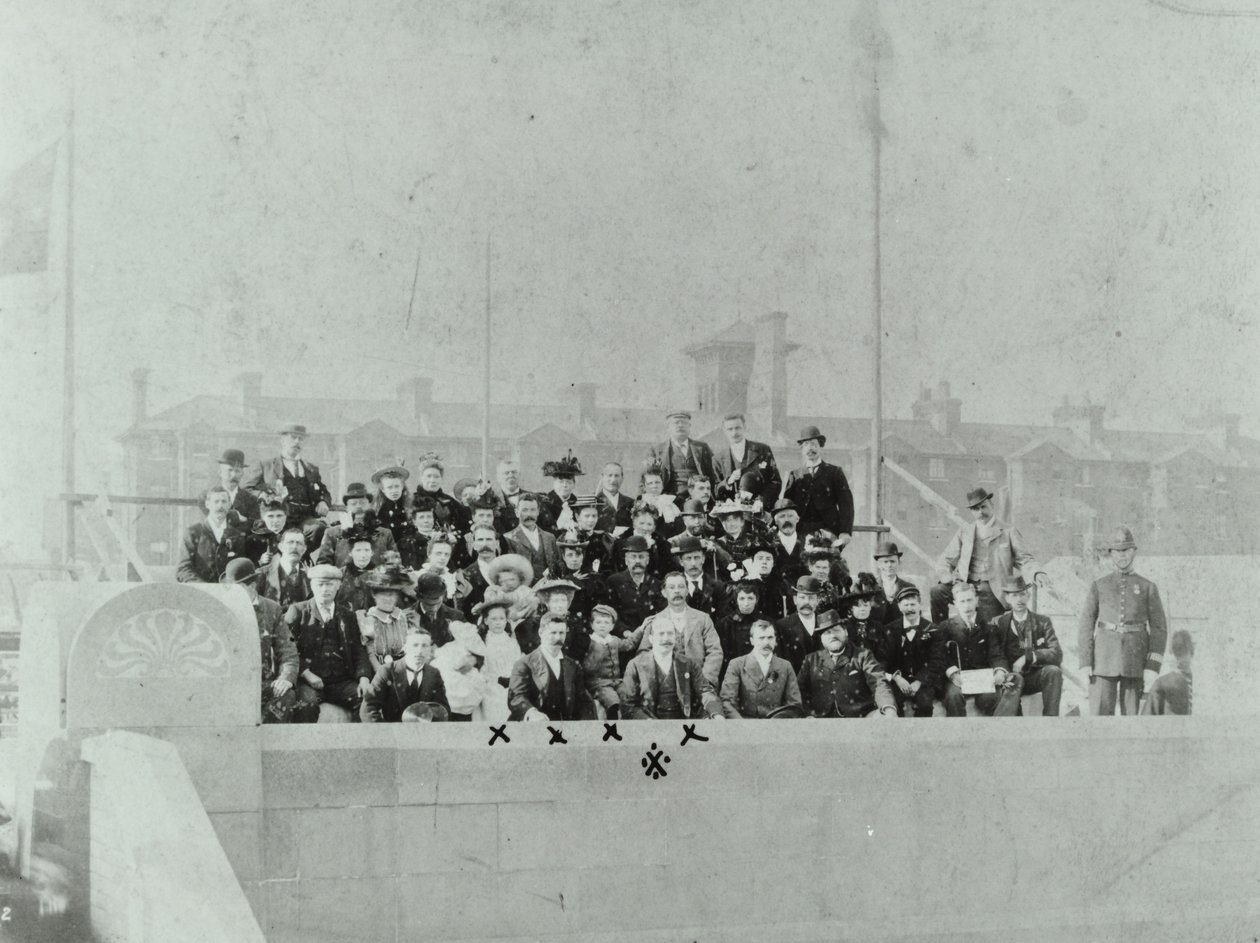 Túnel Blackwall: multidão se reuniu na cerimônia de abertura, 1897 de English Photographer