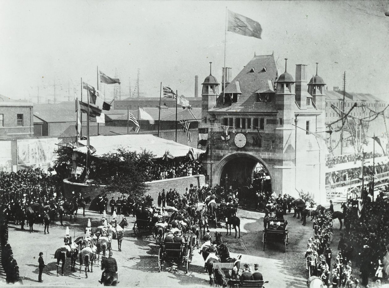 Túnel Blackwall: carruagens puxadas por cavalos passam pela abertura cerimonial da entrada do túnel, 1897 de English Photographer