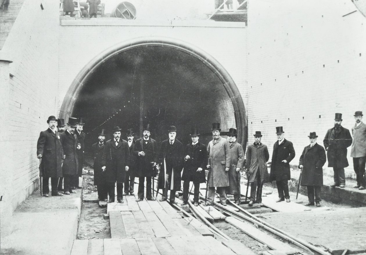 Túnel Blackwall: inspeção da parte subaquática por dignitários, 1895 de English Photographer