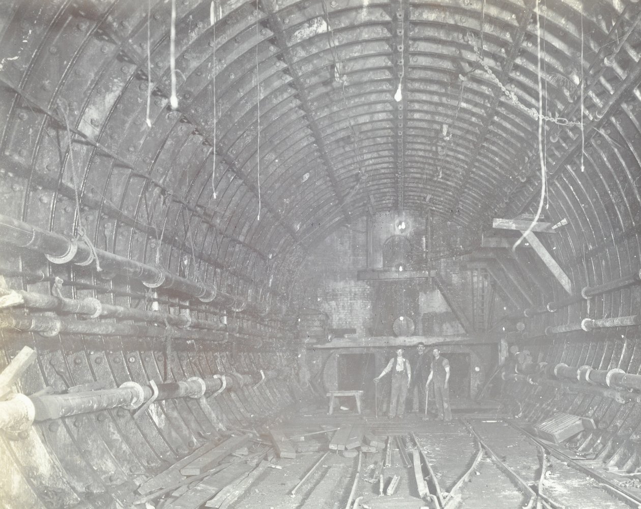 Túnel Blackwall: dois homens estão no bloqueio de ar, 1894 de English Photographer