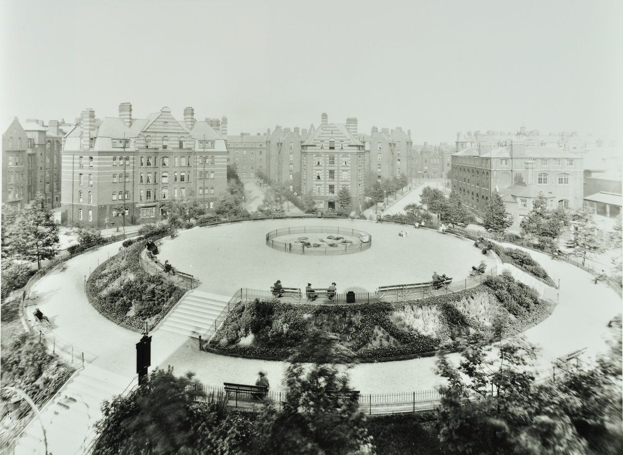 Boundary Estate: Arnold Circus, vista dos jardins e apartamentos públicos, Londres de English Photographer