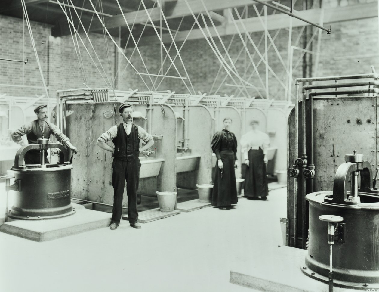 Limite de rua: interior da lavanderia, pessoas que trabalham com máquinas, Londres, 1897 de English Photographer