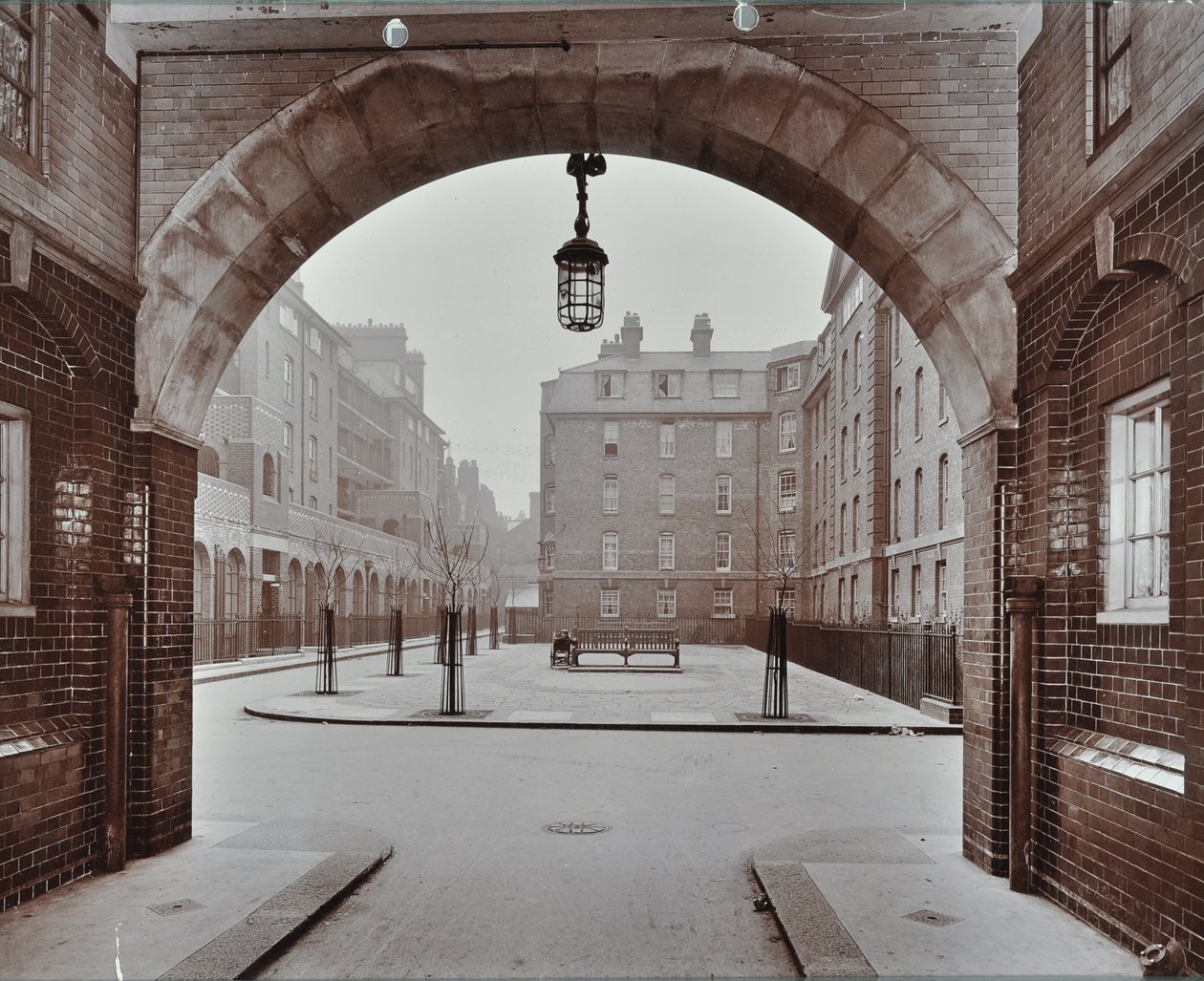 Bourne Estate: Edifícios Kirkeby, Londres de English Photographer