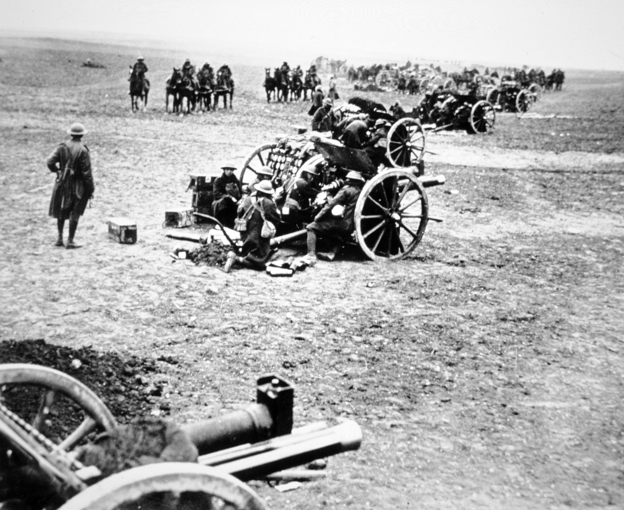 Armas de campo britânicas de 18 libras em acção na Frente Ocidental de English Photographer