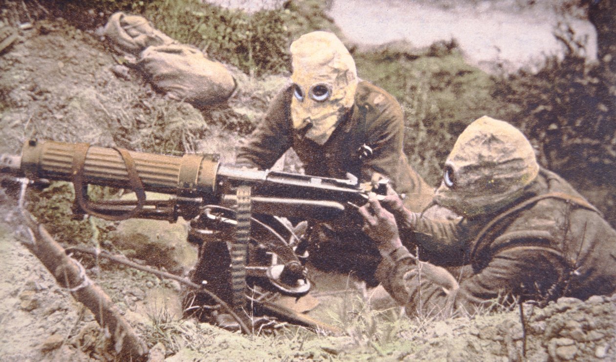 A tripulação britânica de metralhadoras Vickers no Some, usando capacetes como proteção contra o gás fosgênio alemão de English Photographer