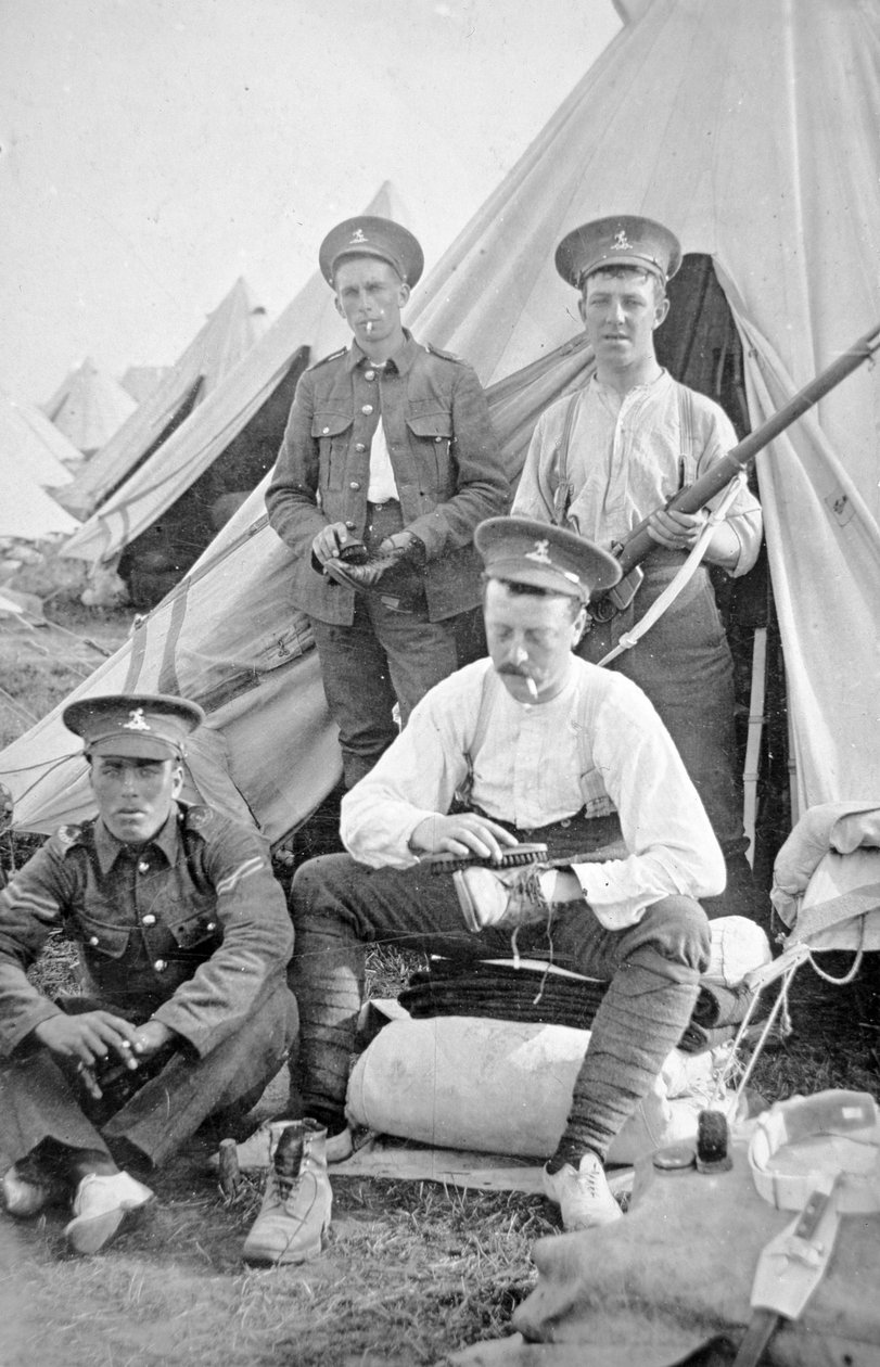 Soldados britânicos no acampamento a limpar o seu kit de English Photographer