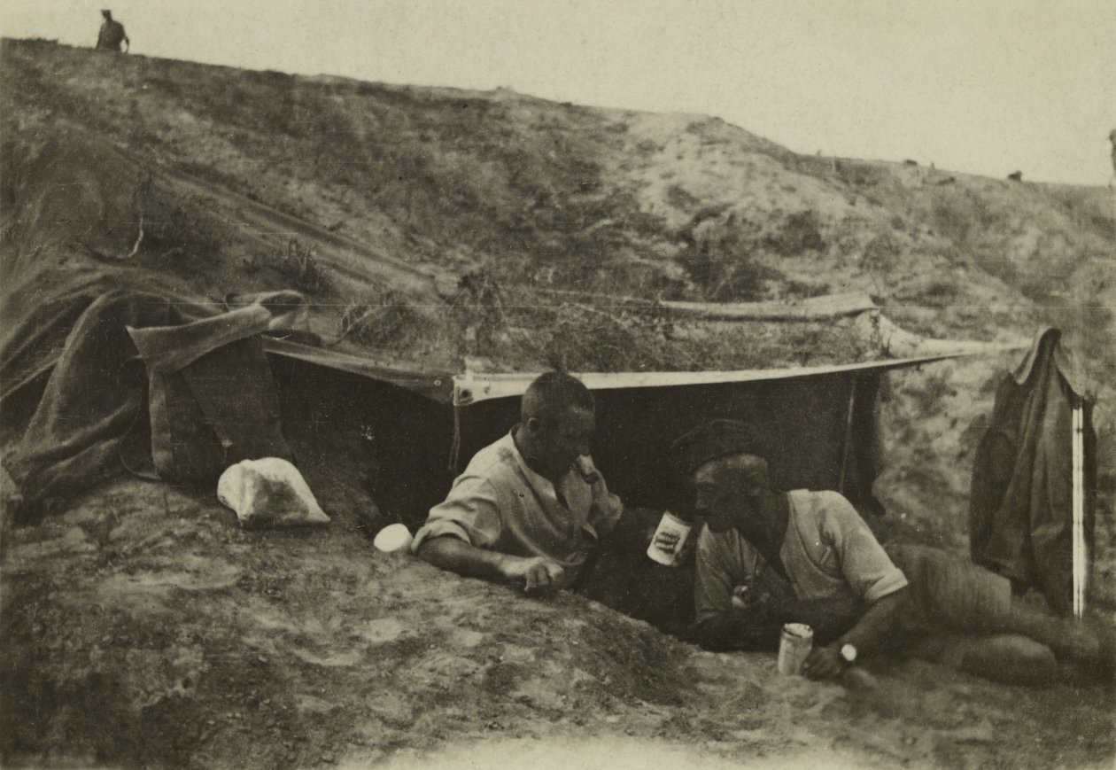 Soldados britânicos fora de serviço em um campo em Tel-el-Jemi, Palestina, outubro de 1917 (foto a p/b) de English Photographer