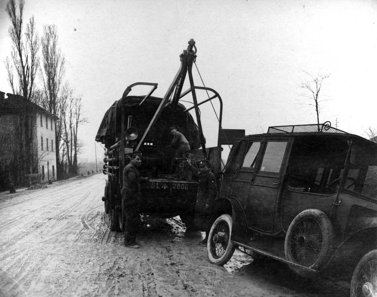 Soldados britânicos rebocando um veículo a motor na Itália durante a Primeira Guerra Mundial (bw foto) de English Photographer