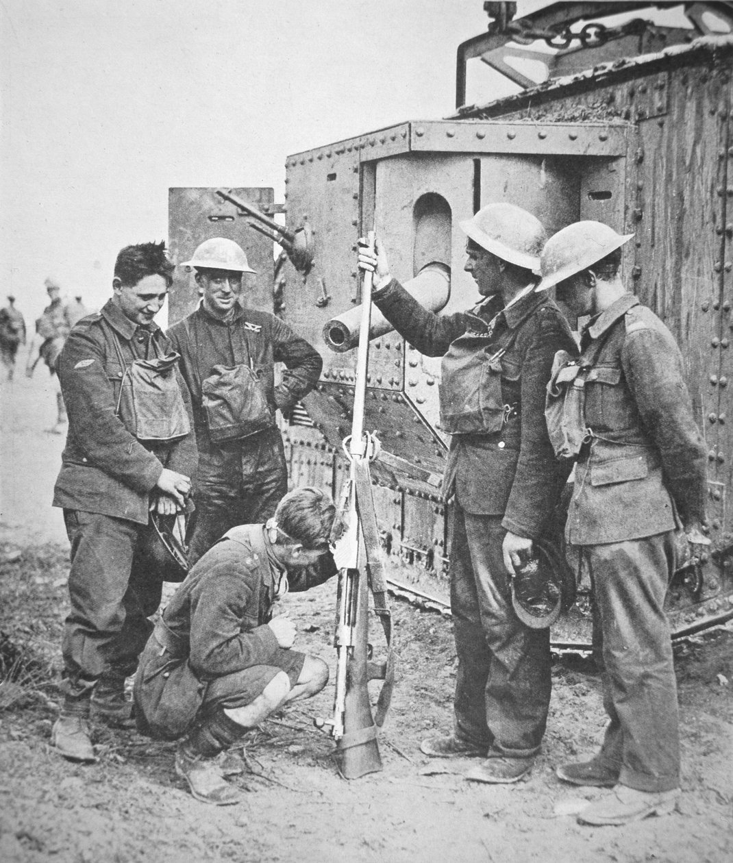 A tripulação britânica inspecciona uma espingarda anti-tanque alemã, que disparou um cartucho de cinco polegadas de comprimento (foto a p/b) de English Photographer
