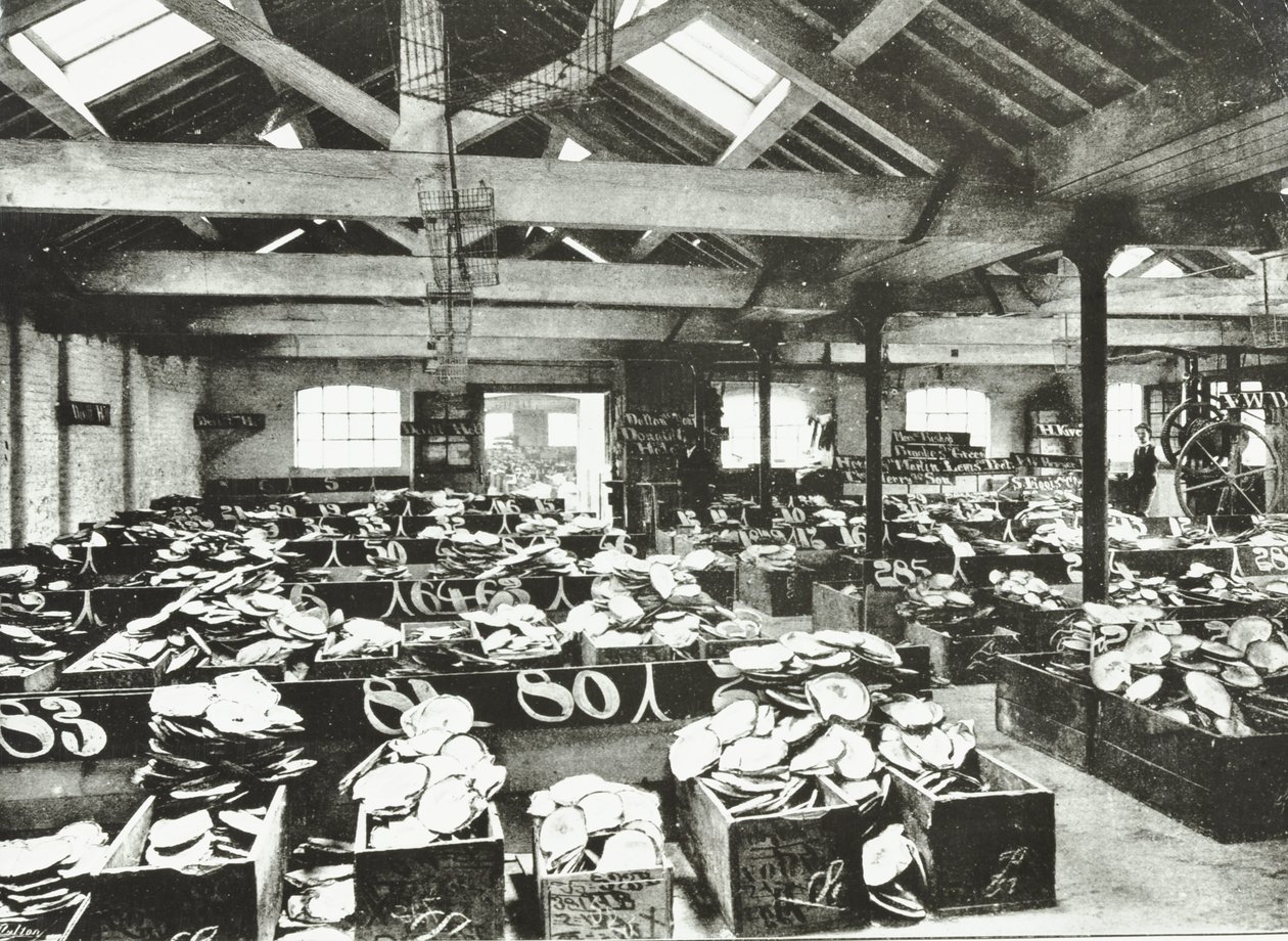 Bull Wharf, interior do armazém da Shell, Londres, 1890 de English Photographer