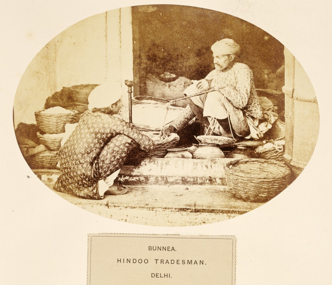 Bunnea, comerciante hindu, Delhi, do povo da Índia, por J. Forbes Watson, publicado em 1868 (impressão albumen) de English Photographer