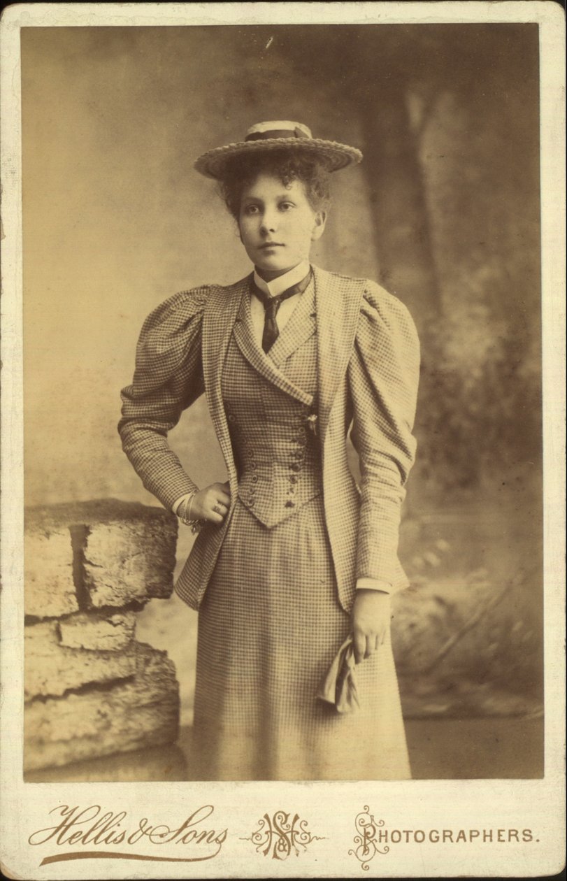 Cartão de gabinete, retrato de uma mulher de English Photographer