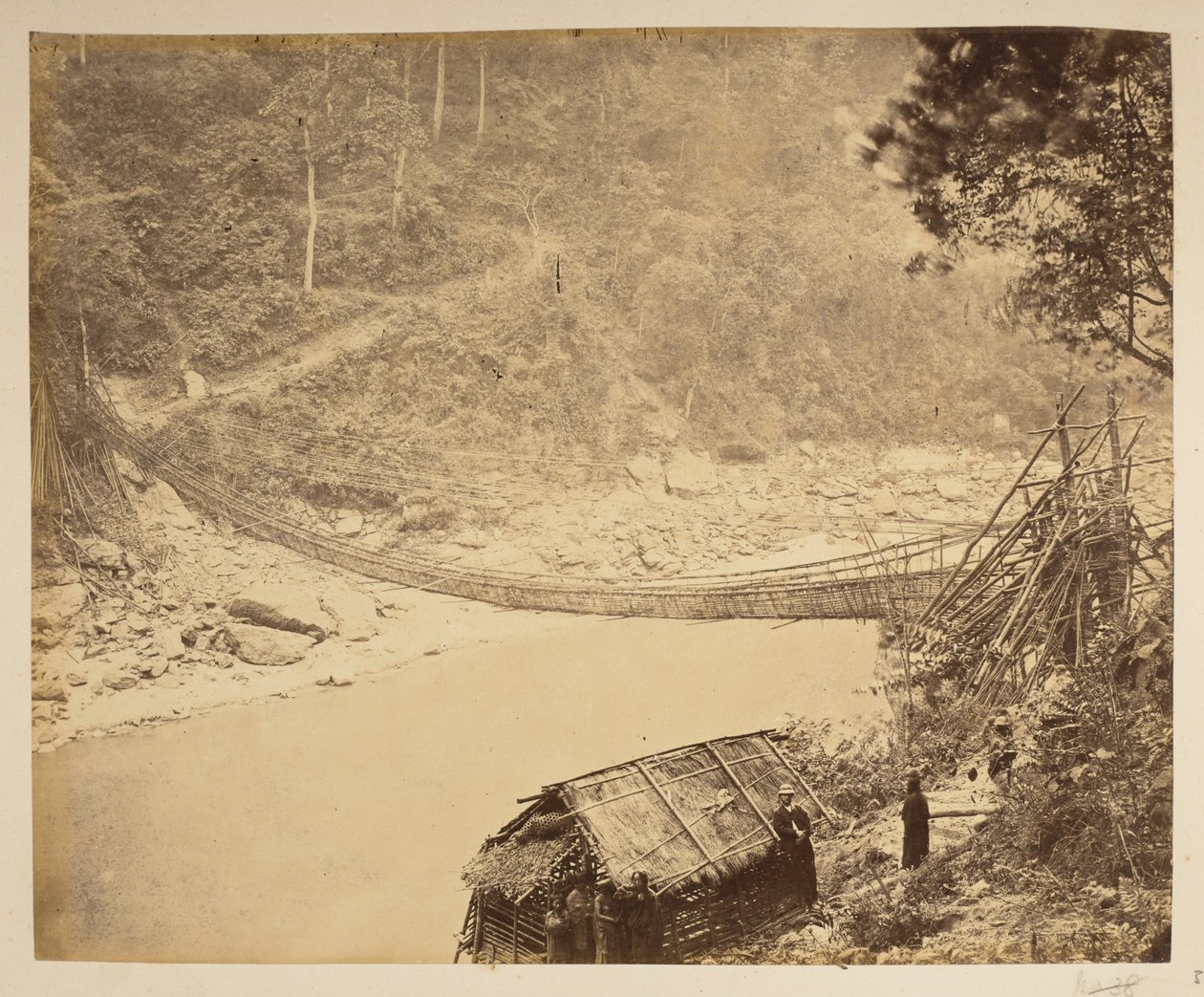 Ponte suspensa de cana sobre o Teesta, em direção a Bhootan.  Vistas de Darjeeling. década de 1870 de English Photographer